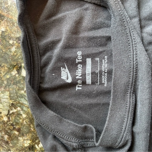 The Nike Tee Slim Fit. Embroidered. Soft and stretchy size large. Like new cond - Picture 4 of 7